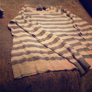 Top with cute details. Looks great with jeans